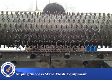 中国 3Kw メインモーター 長続きするグリーンメッシュ生産のための六角線網機械 サプライヤー